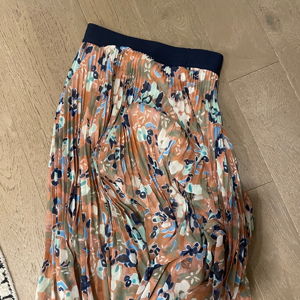 Aritzia- Wilfred Twirl Midi Skirt in Orange Abstract Floral Size Medium